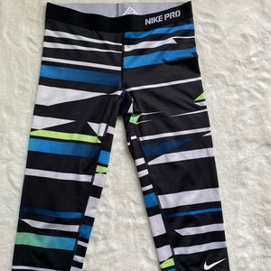 Nike Pro Dri-Fit Capri Striped Leggings Fitted